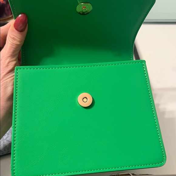 AKA an Elegant Green Handbag - Picture 5 of 6